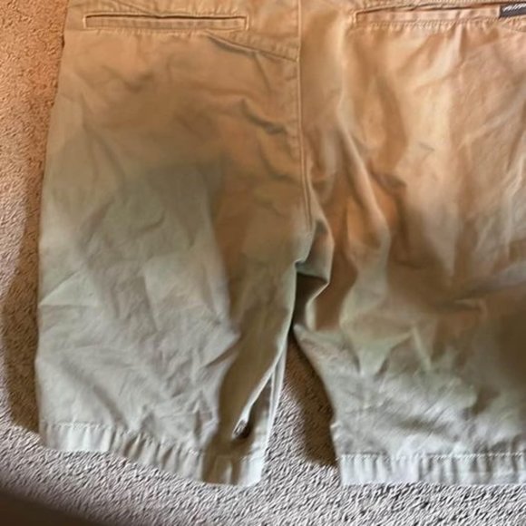 Men's Size 30 Volcom khaki shorts - Picture 2 of 3